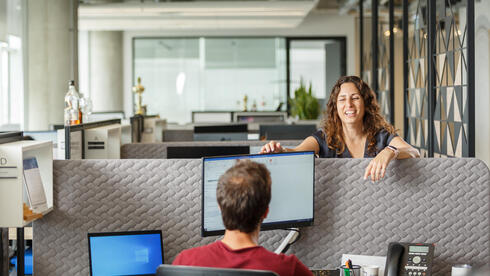 భారీ తొలగింపుల మధ్య ఏ టెక్ కంపెనీలు నియమించుకుంటున్నాయి మరియు ఎలా బాగా చెల్లించాలి