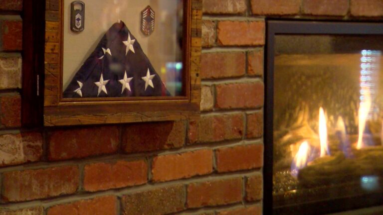 స్థానిక వ్యాపార యజమానులు అనుభవజ్ఞుల కోసం కథనాలు మరియు వనరులను పంచుకుంటారు