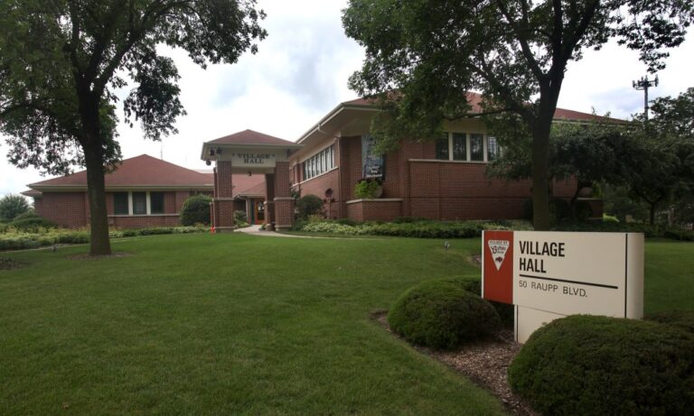 స్థానిక వార్తలు | బఫెలో గ్రోవ్ వ్యాపార యజమానులు గ్రామం పెద్ద పాప్-అప్ ఈవెంట్లను నియంత్రించాలని కోరుకుంటున్నారు. వ్యక్తిగత ఆస్తిపై వ్యక్తిని అదుపులోకి తీసుకున్నట్లయితే ఇది అసంభవం అని పోలీసులు అంటున్నారు.