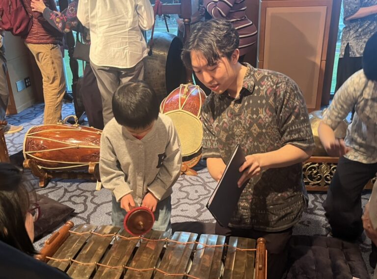 ఎమోరీ గామెలాన్ సమిష్టి విద్యా కచేరీల ద్వారా సాంప్రదాయ సంగీతానికి జీవం పోస్తుంది