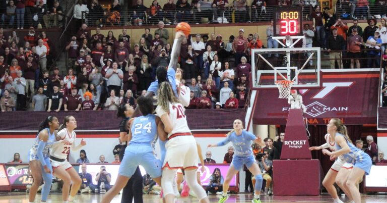 వర్జీనియా టెక్ హోకీ మహిళల బాస్కెట్బాల్ ACC టోర్నమెంట్లో UNCని 74-62తో ఓడించి నంబర్ 1 సీడ్ని సంపాదించింది