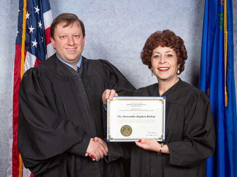 మేజిస్ట్రేట్ విద్యా పురస్కారాన్ని అందుకుంటారు