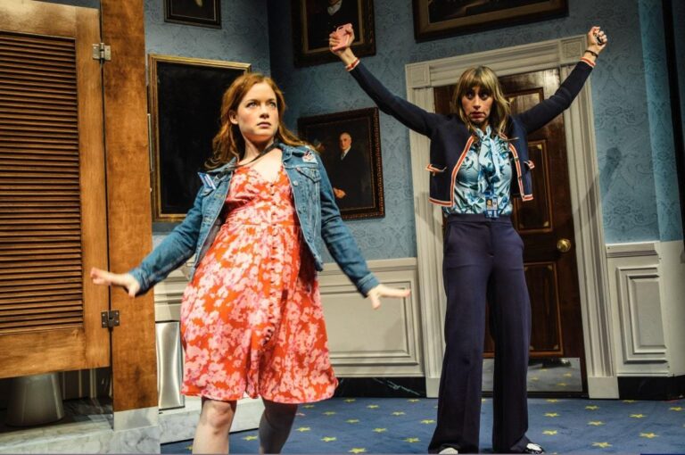 బ్రాడ్వే యొక్క ప్రముఖ రాజకీయ హాస్యం జెఫెన్కి వస్తుంది