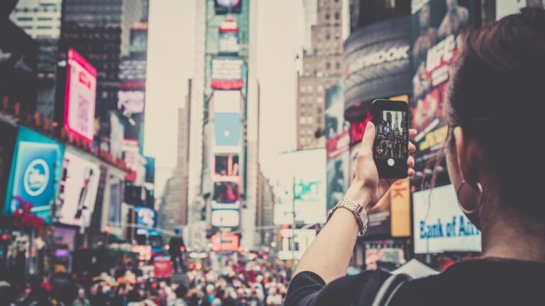 డిజిటల్ మార్కెటింగ్ కోసం AI: మైదానాన్ని సమం చేయడం లేదా మరింత విభజనకు కారణమవుతుందా?