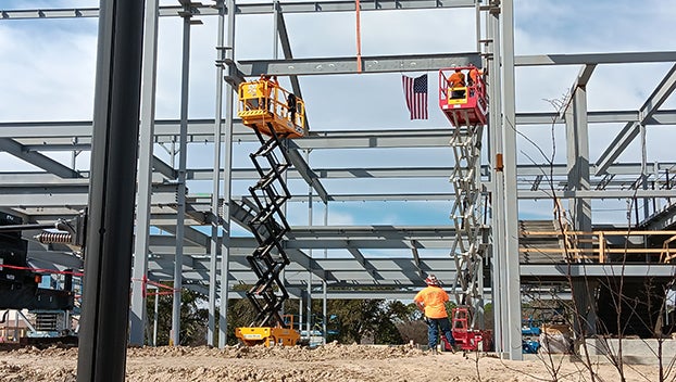 ఆరెంజ్లోని అతిపెద్ద విద్యా సదుపాయం – ఆరెంజ్ లీడర్లో వృద్ధి మరియు జట్టుకృషిని పూర్తి చేసే వేడుక హైలైట్ చేస్తుంది