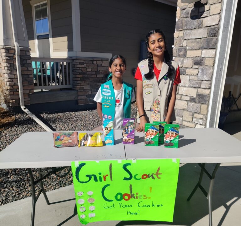 గర్ల్ స్కౌట్ కుక్కీ అమ్మకాలతో వ్యాపారం గురించి స్థానిక యువతకు బోధించండి