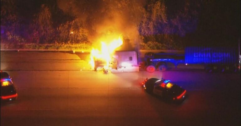 వెంబడించే సమయంలో అనుమానితుడు పోలీసుల నుండి పారిపోయాడు, దొంగిలించబడిన పెద్ద రిగ్ మంటల్లోకి పగిలిపోతుంది