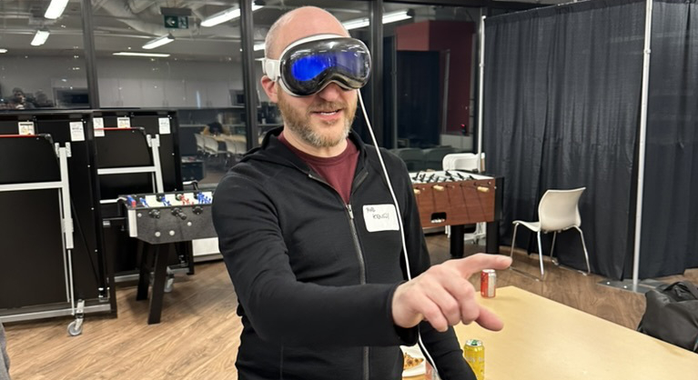 టేలర్ స్విఫ్ట్ మరియు యాపిల్ విజన్ ప్రో 2024లో అతిపెద్ద సాంకేతిక కథనాలు (ఇప్పటి వరకు)