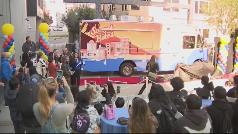 శాన్ డియాగో యూనిఫైడ్ స్కూల్ డిస్ట్రిక్ట్ మొదటి స్టూడెంట్-రన్ ఫుడ్ ట్రక్ను ప్రకటించింది