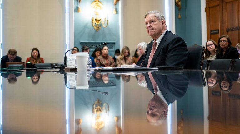 వ్యవసాయ బిల్లు, సంరక్షణ, మంటలు మరియు ఆహార సహాయంపై ఉద్రిక్తతలు పెరుగుతాయి