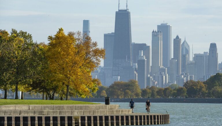 చాలా చికాగో పరిసరాల్లో గృహ ఆదాయం మరియు విద్యా స్థాయిలు పెరుగుతున్నాయి