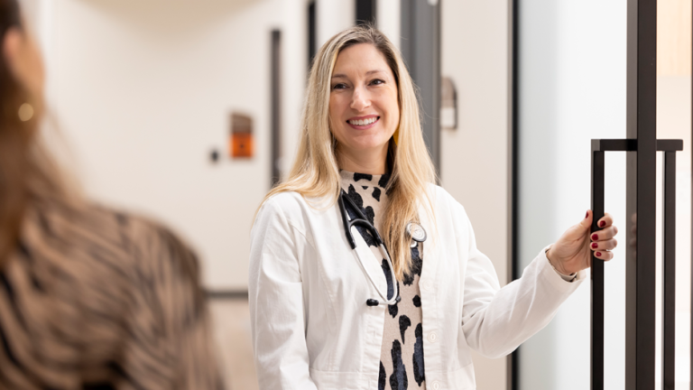 MU స్టూడెంట్ హెల్త్ సెంటర్ పెర్షింగ్ హాల్కి వెళ్లడానికి రిబ్బన్ కటింగ్ను పట్టుకుంది // మిజ్జోను చూపించు // యూనివర్సిటీ ఆఫ్ మిస్సౌరీ