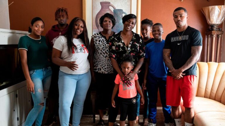 క్రిస్టల్ మాసన్: టెక్సాస్ తల్లికి 5 సంవత్సరాల జైలు శిక్ష, చట్టవిరుద్ధమైన ఓటింగ్ నేరం ఖాళీ చేయబడింది