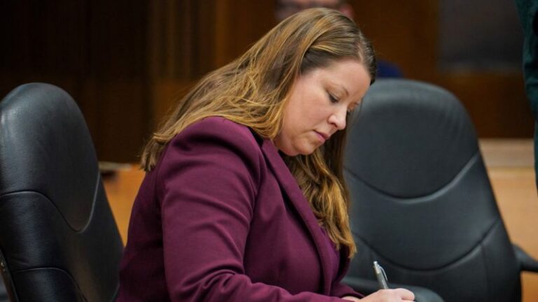 మిచిగాన్ ఎన్నికల మోసం కేసులో లొంగిపోతానని ప్రతిజ్ఞ చేసిన తర్వాత స్టెఫానీ లాంబెర్ట్ DC జైలు నుండి విడుదలైంది