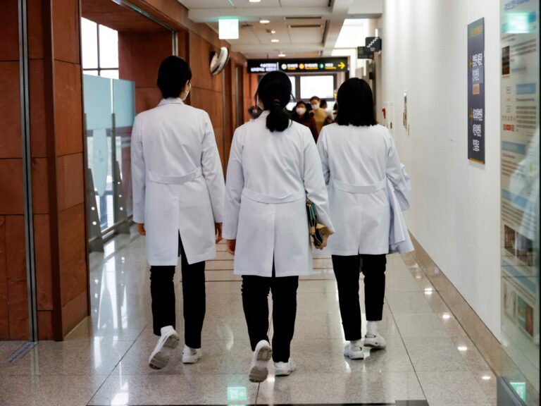 వైద్యుల సమ్మెతో దెబ్బతిన్న ఆసుపత్రులకు దక్షిణ కొరియా సైనిక బలగాలను మోహరించింది | ఆరోగ్య వార్తలు