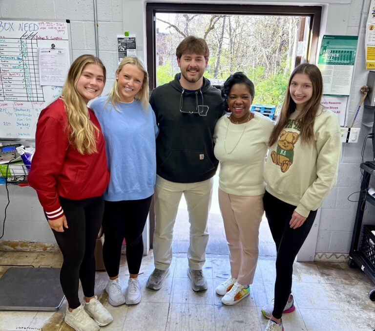 గ్రీకులు విరాళం ఇస్తారు: ఫాయెట్విల్లే ఫుడ్ ప్యాంట్రీకి వేలకొద్దీ వస్తువులను విరాళంగా ఇచ్చారు