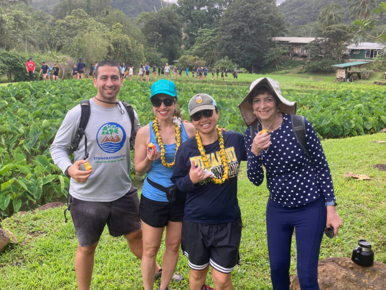 పునాహౌ స్కూల్ విద్యా ఆవిష్కర్తలు రోచెల్ గుటిరెజ్ మరియు లిండా హల్ట్లను స్వాగతించింది