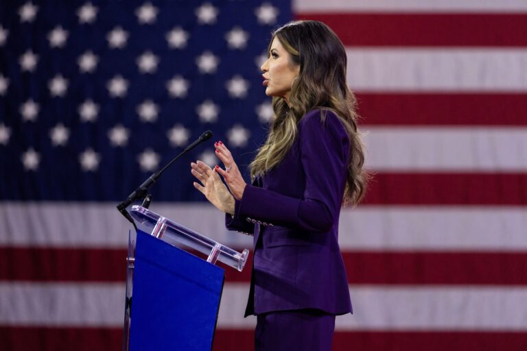 సౌత్ డకోటా గవర్నర్ క్రిస్టి నోయెమ్ టెక్సాస్ డెంటల్ క్లినిక్ ప్రకటన తర్వాత నీతి ప్రశ్నలను ఎదుర్కొన్నాడు