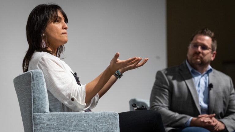 “కథల్లో ఎప్పుడూ నిజం ఉంటుంది”: ఒక రచయిత రాజకీయ విభజనలను ఎలా అధిగమిస్తాడు