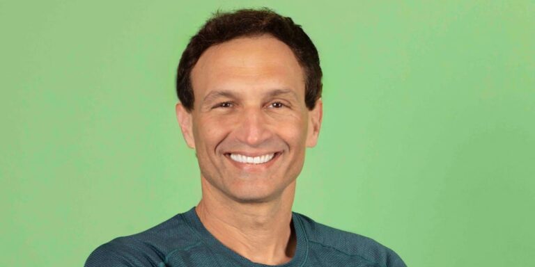 టెక్ వ్యవస్థాపకుడు 365-రోజుల అలవాట్లను నిర్వహించడానికి “స్టోక్, స్టేజ్, స్టాక్” ఫ్రేమ్వర్క్ను ఉపయోగిస్తాడు