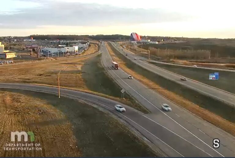 మిన్నెసోటాలో హాట్ ఎయిర్ బెలూన్ విద్యుత్ లైన్లను తాకడంతో ముగ్గురు ప్రయాణికులు కిందపడ్డారు