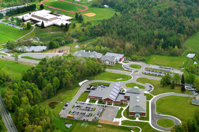 పాఠశాల జిల్లా పుస్తకాలు మరియు బోధనా సామగ్రికి సంబంధించిన ఫిర్యాదులకు సంబంధించిన విధానాన్ని సవరించడాన్ని పరిశీలిస్తోంది