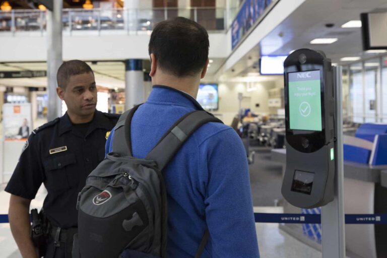 US ప్రయాణం చేయడానికి ఇమ్మిగ్రేషన్ పత్రాలు మరియు ఫేస్ స్కాన్లను కోరుతోంది