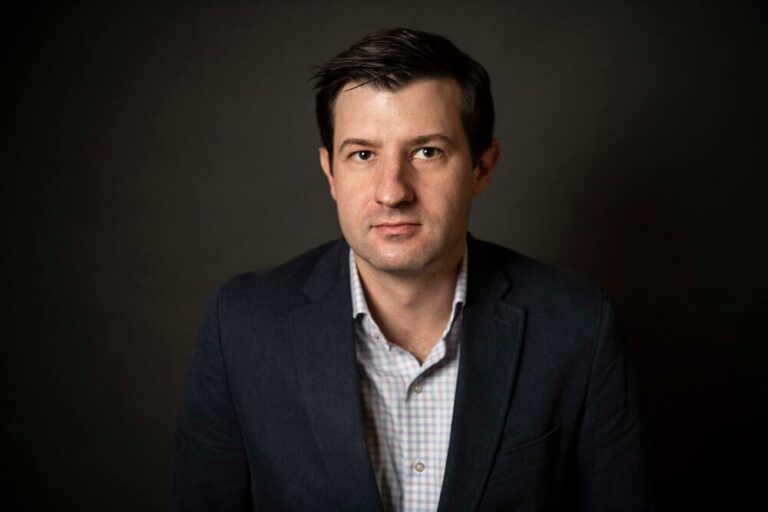 నిక్ బామన్ను డిప్యూటీ పొలిటికల్ ఎడిటర్గా నియమించారు