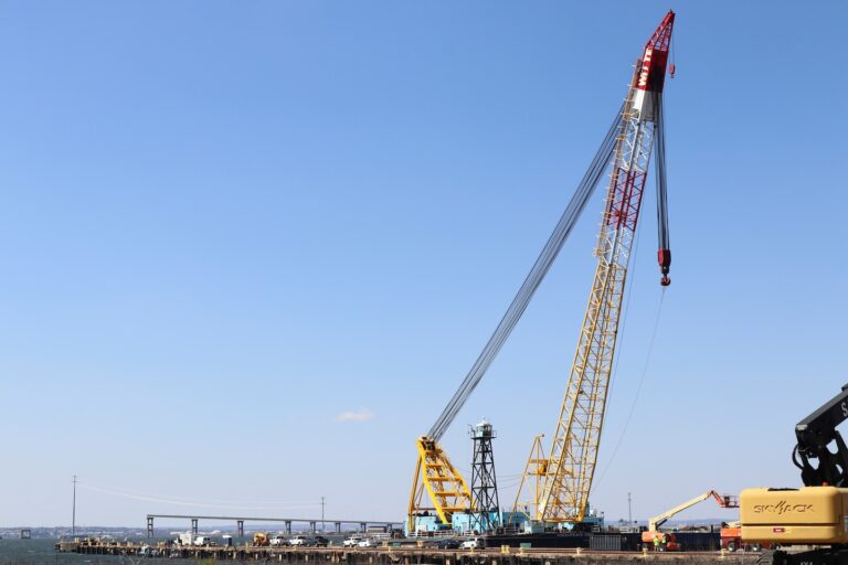 జెయింట్ క్రేన్ బాల్టిమోర్ వంతెన కూలిపోవడాన్ని సంక్లిష్టమైన మరియు సుదీర్ఘమైన శుభ్రపరచడం కోసం వేచి ఉంది