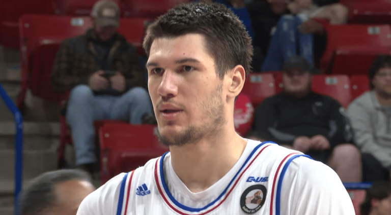 లాస్ ఏంజిల్స్ ఇన్స్టిట్యూట్ ఆఫ్ టెక్నాలజీ ఫార్వార్డ్ అతను తన బాస్కెట్బాల్ కలలను కొనసాగించడానికి ఫ్రాన్స్ను ఎందుకు విడిచిపెట్టాడో వివరించాడు