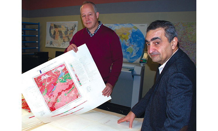 మీడియా మౌస్ పెద్ద టెక్ ఉల్క నుండి బయటపడింది