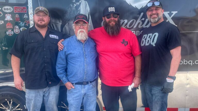 లుబ్బాక్ ఫుడ్ ట్రక్ పాన్హ్యాండిల్ అడవి మంట బాధితులకు మరియు మొదటి ప్రతిస్పందనదారులకు ఆహారం ఇస్తుంది