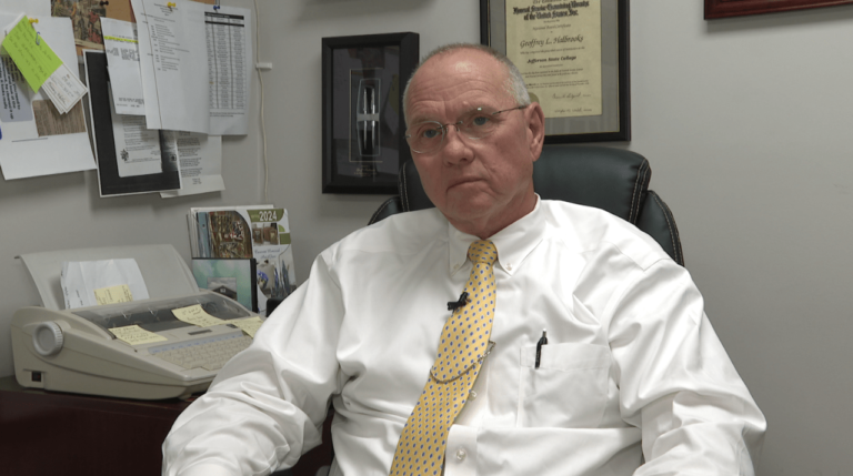 మోర్గాన్ కౌంటీ యొక్క విద్యా అవసరాలను తీర్చడానికి జెఫ్ హాల్బ్రూక్స్ సిద్ధంగా ఉన్నారు