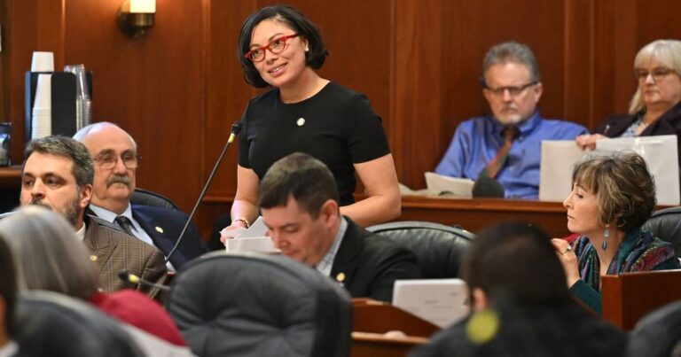 అలాస్కా చట్టసభ సభ్యులు గవర్నర్ డన్లేవీ విద్యా బిల్లు వీటోను అధిగమించడంలో విఫలమయ్యారు