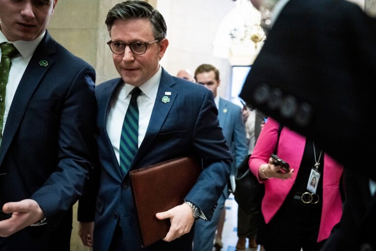 హౌస్ రిపబ్లికన్ మెజారిటీ బలహీనపడటం ప్రధాన మంత్రి జాన్సన్ నాయకత్వాన్ని పరిగణించింది