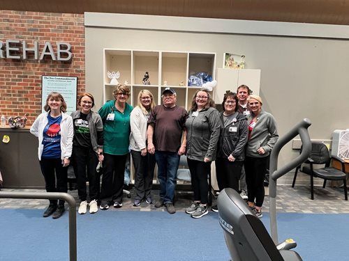 ఊపిరితిత్తుల మార్పిడి గ్రహీత కార్లే హెల్త్ ప్రొక్టర్ రిహాబిలిటేషన్ టీమ్ సహాయంతో ఆరోగ్య లక్ష్యాలను సాధించారు