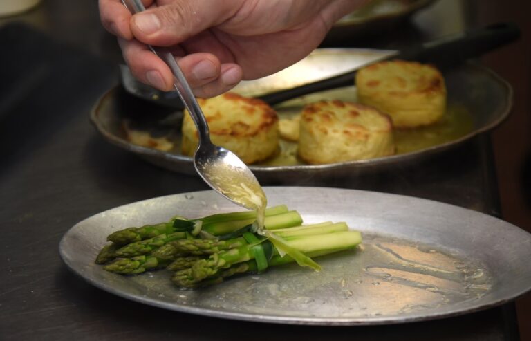 సంతకం పానీయాల నుండి కాటు-పరిమాణ డెజర్ట్ల వరకు, వివాహ ఆహారం క్లాసిక్లకు తిరిగి వెళుతుంది – క్యాపిటల్ గెజిట్