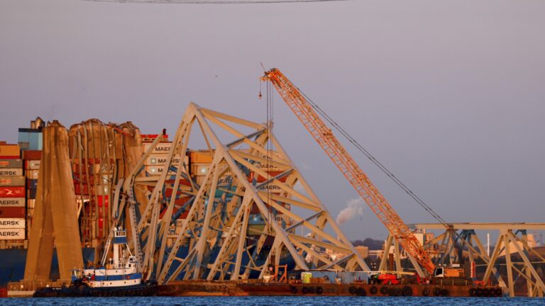 బాల్టిమోర్ వంతెన: కూలిపోయిన చెత్తను తొలగించడానికి క్రేన్ మరియు బార్జ్