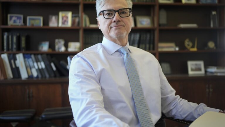 ట్రంప్ కేసులను విచారించనప్పుడు న్యాయమూర్తి జువాన్ మార్చన్ మానసిక ఆరోగ్య కోర్టును నడుపుతున్నారు