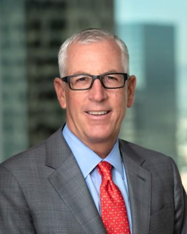 లా కెనాడా ఫ్లింట్రిడ్జ్ ఎడ్యుకేషనల్ ఫౌండేషన్ స్ప్రింగ్ గాలాలో కెవిన్ మార్టిన్ను సత్కరించింది