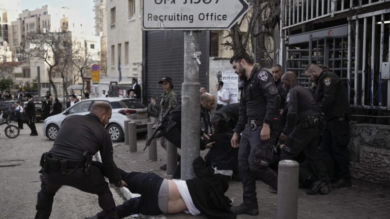 ఇజ్రాయెల్ హైకోర్టు ప్రభుత్వం సెమినరీకి నిధులను నిలిపివేయాలని పేర్కొంది. ప్రధానమంత్రి నెతన్యాహును గద్దె దించేందుకు అది సరిపోతుందా?