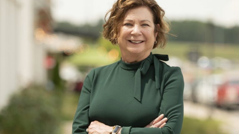 పునరుత్పత్తి హక్కుల వేదికపై పోటీ చేసిన డెమొక్రాట్ అయిన ల్యాండ్స్, అలబామా ప్రతినిధుల సభలో తన సీటును తిప్పికొట్టారు