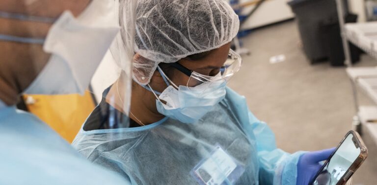 చాలా మంది ట్రావెల్ నర్సులు స్వయంప్రతిపత్తి మరియు అవకాశం కోసం తాత్కాలిక పనిని ఎంచుకుంటారు, అలాగే గణనీయమైన అధిక వేతనం.