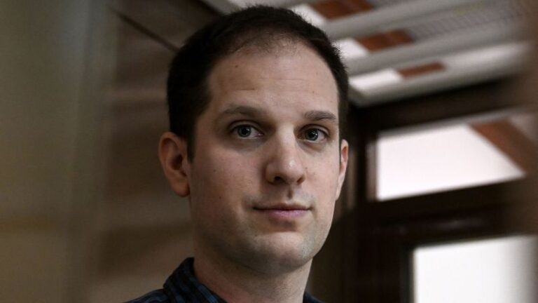 అమెరికన్ జర్నలిస్ట్ ఇవాన్ గెర్ష్కోవిచ్ రష్యన్ నిర్బంధానికి ఒక సంవత్సరం గుర్తు