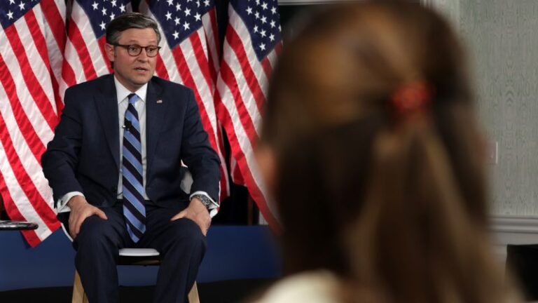 మైక్ జాన్సన్ రిపబ్లికన్లు పోటీ ప్రైమరీలలో ఒకరిపై ఒకరు పోటీ పడకుండా నిరోధించడానికి ప్రయత్నిస్తున్నారు