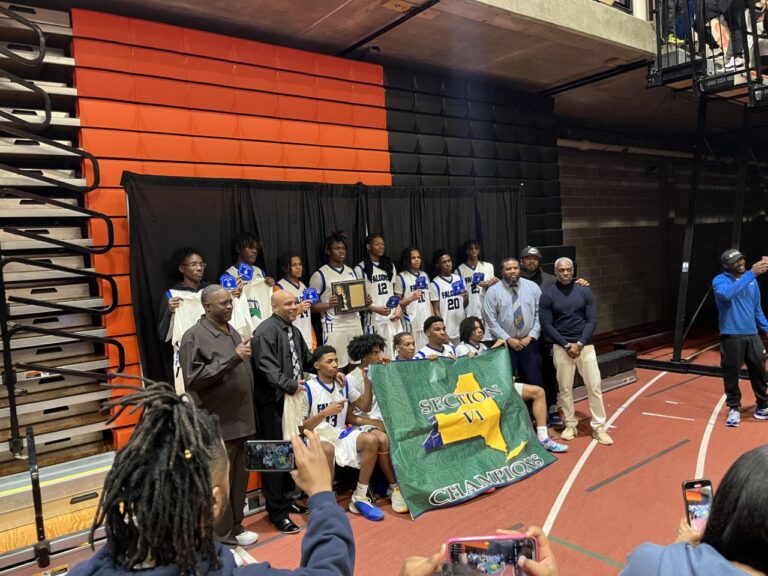 క్లాస్ AA2 టైటిల్ను గెలుచుకోవడానికి హెల్త్ సైన్సెస్ విలియమ్స్విల్లే ఈస్ట్పై ఆధిపత్యం చెలాయించింది మరియు జేమ్స్టౌన్ AA1 ఛాంపియన్షిప్కు చేరుకుంది.