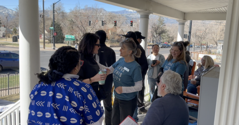 కొత్త నగర ప్రచారం కమ్యూనిటీ కనెక్షన్ల ద్వారా మానసిక ఆరోగ్యాన్ని పరిష్కరిస్తుంది