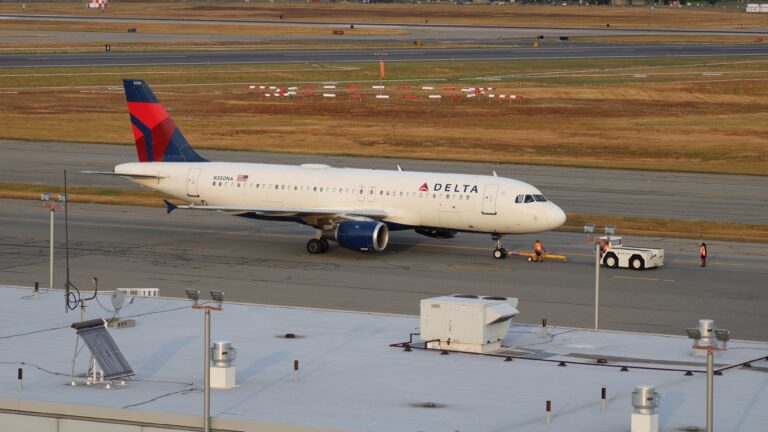 డెల్టా ఎయిర్ లైన్స్ సైనిక ప్రయాణ ప్రయోజనాలకు ఒక సాధారణ గైడ్