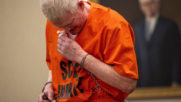 కస్టమర్ల నుండి దొంగిలించినందుకు అలెక్స్ ముర్డాగ్కు 40 సంవత్సరాల జైలు శిక్ష విధించబడింది