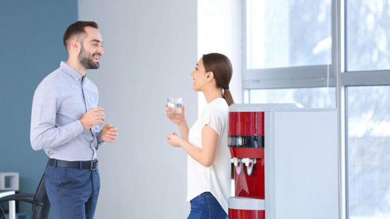 పనిలో వివిధ రాజకీయ అభిప్రాయాలను అధిగమించడం మరియు సహోద్యోగులతో విభేదాలను ఎలా నివారించాలి